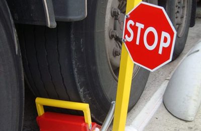 Cale de roue avec panneau Stop, Cales de roues