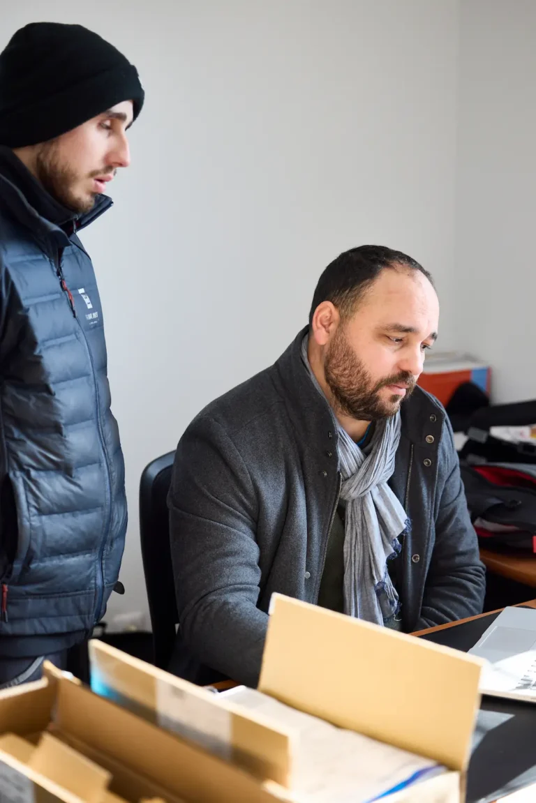 Deux hommes derrière un bureau